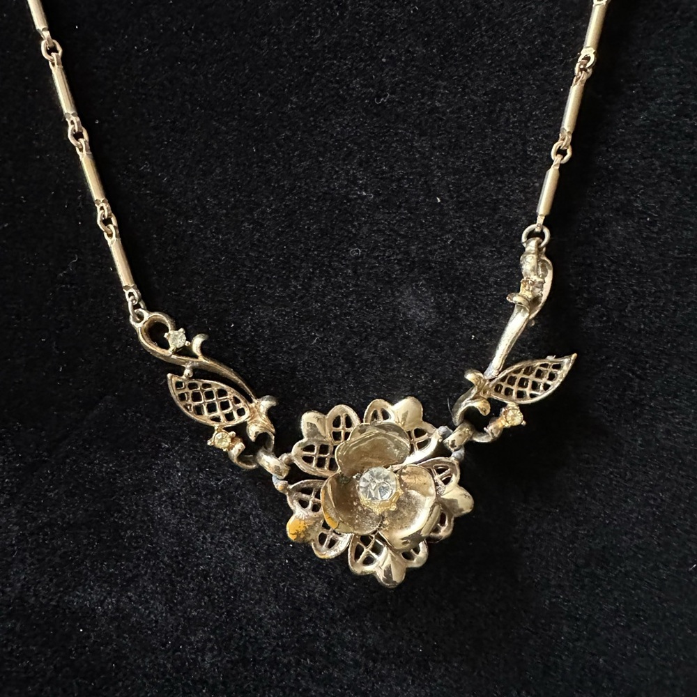Gold Floral Necklace with Intricate Design and Delicate Chain